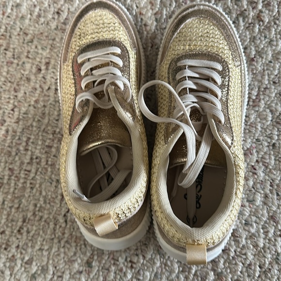 Woman's size 7.5 sneakers - Picture 3 of 3